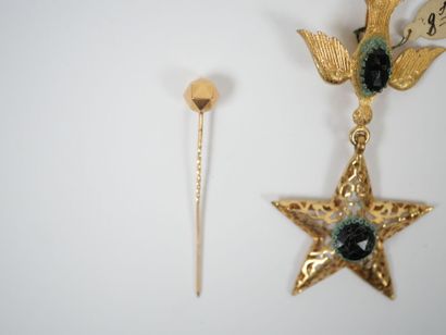 Costume jewelry set including a pair of pearl...