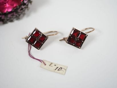 Lot of costume jewelry including : 
- an...