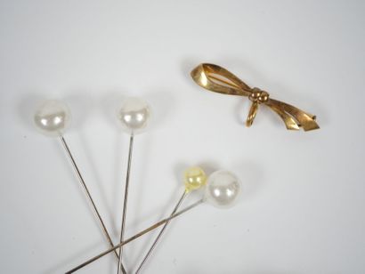 Set of 11 fancy metal and gilded metal brooches...