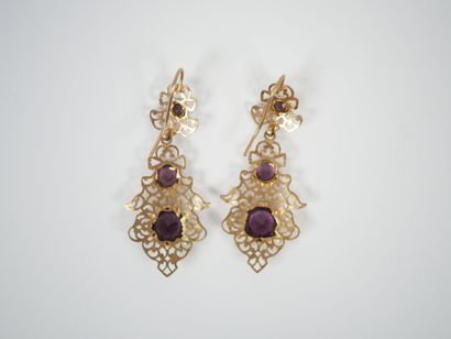 Set in openwork gilt metal adorned with crimped...