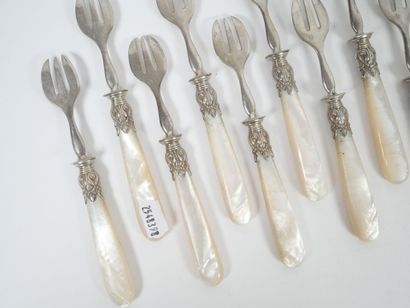 Set of 12 silver oyster forks, metal ferrules,...