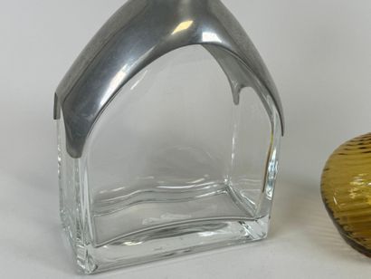 Lot including :
- a glass whisky decanter...