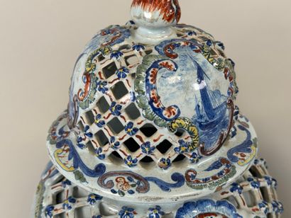 DELFT, 20th century.
Pair of earthenware...