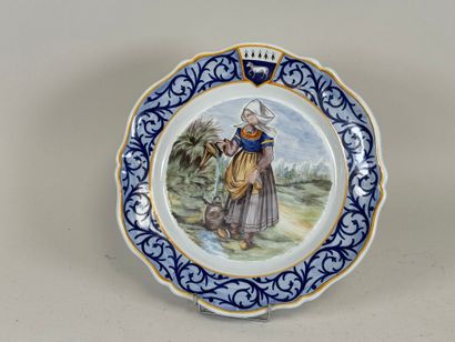 QUIMPER.
Polychrome earthenware scalloped...