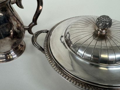 Lot including :
- a covered vegetable dish...