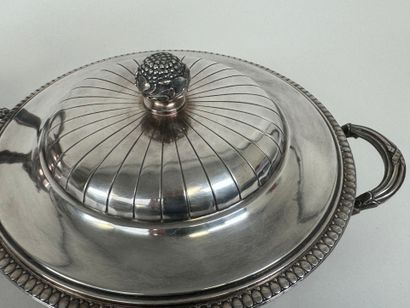 Lot including :
- a covered vegetable dish...