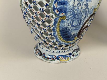 DELFT, 20th century.
Pair of earthenware...