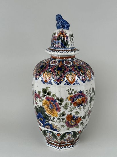 DELFT, 20th century.
Large polychrome earthenware...
