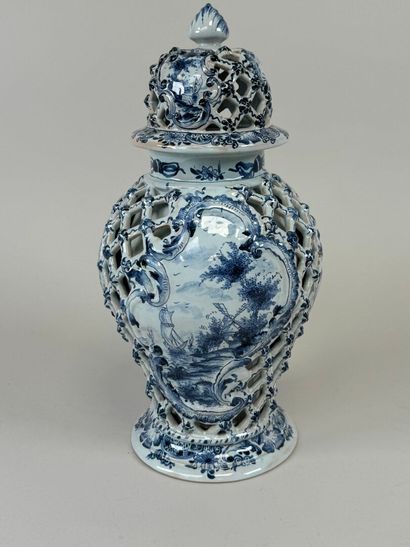 DELFT, 20th century.
Covered earthenware...