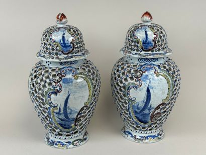 DELFT, 20th century.
Pair of earthenware...