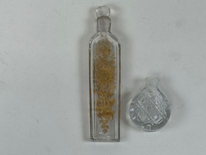 Glass salt flask with engraved decoration...