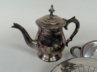 Lot including :
- a covered vegetable dish...