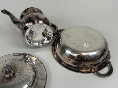 Lot including :
- a covered vegetable dish...