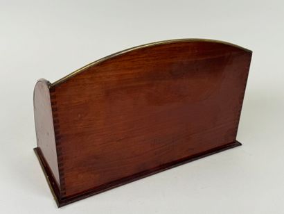 Mail holder in mahogany and brass fillets.
20.5...