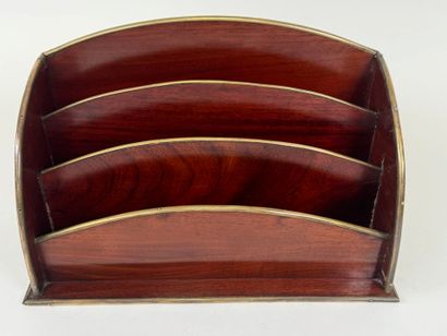 Mail holder in mahogany and brass fillets.
20.5...
