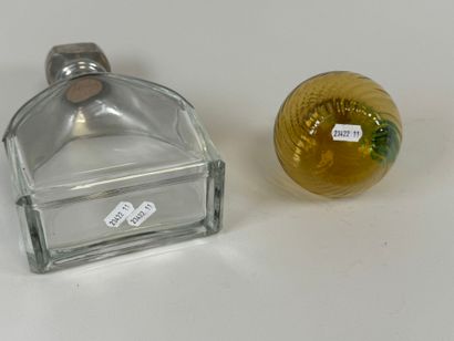 Lot including :
- a glass whisky decanter...