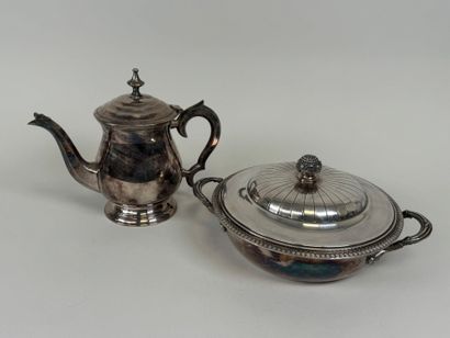 Lot including :
- a covered vegetable dish...