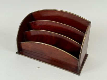 Mail holder in mahogany and brass fillets.
20.5...
