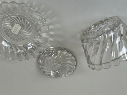 BACCARAT.
Small covered crystal sugar bowl.
Stamped.
H....