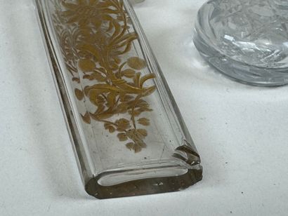 Glass salt flask with engraved decoration...