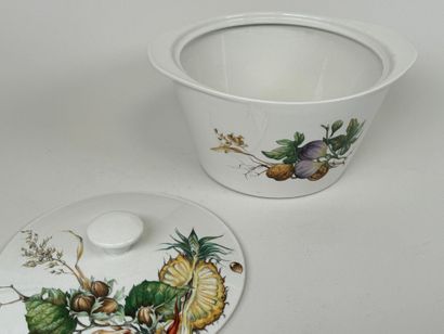 VILLEROY et BOCH.
Polychrome porcelain covered...