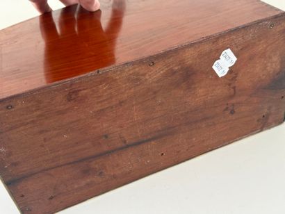 Mail holder in mahogany and brass fillets.
20.5...