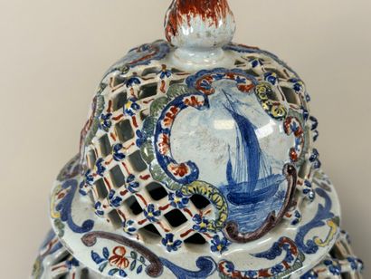 DELFT, 20th century.
Pair of earthenware...