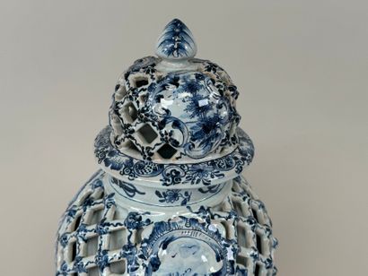 DELFT, 20th century.
Covered earthenware...