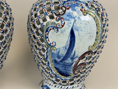 DELFT, 20th century.
Pair of earthenware...