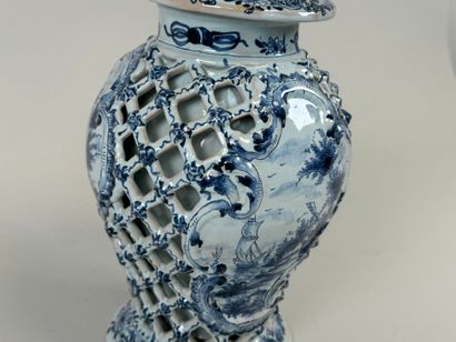 DELFT, 20th century.
Covered earthenware...