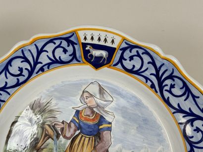 QUIMPER.
Polychrome earthenware scalloped...