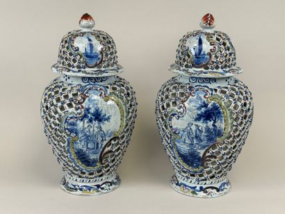 DELFT, 20th century.
Pair of earthenware...