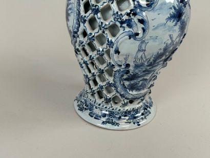 DELFT, 20th century.
Covered earthenware...