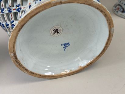 DELFT, 20th century.
Pair of earthenware...