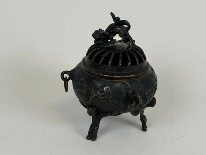 ASIA, 20th century.
Tripod openwork bronze...