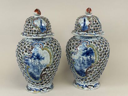 DELFT, 20th century.
Pair of earthenware...