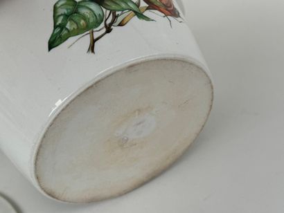 VILLEROY et BOCH.
Polychrome porcelain covered...