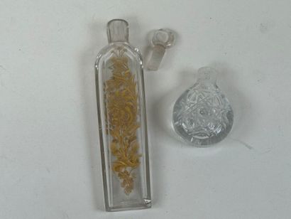 Glass salt flask with engraved decoration...