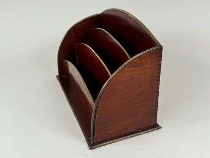 Mail holder in mahogany and brass fillets.
20.5...
