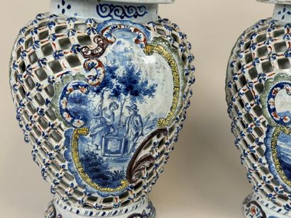 DELFT, 20th century.
Pair of earthenware...