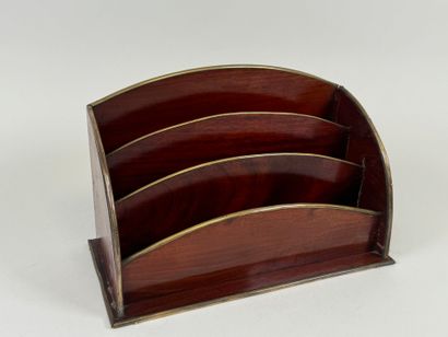 Mail holder in mahogany and brass fillets.
20.5...