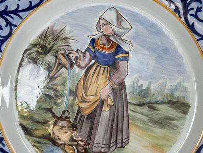 QUIMPER.
Polychrome earthenware scalloped...