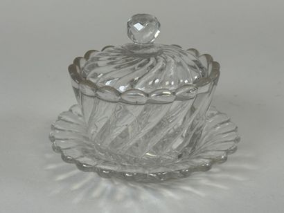BACCARAT.
Small covered crystal sugar bowl.
Stamped.
H....