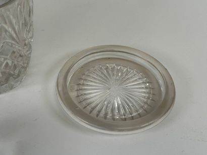 SEVRES.
Ashtray in cut crystal.
H. 6 cm.
D....