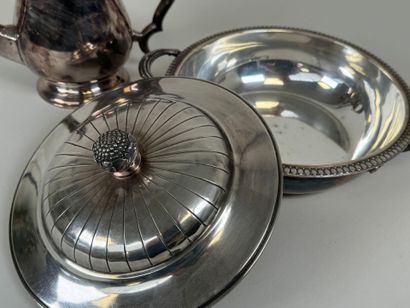 Lot including :
- a covered vegetable dish...