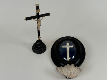 Religious lot including :
- a crucifix in...