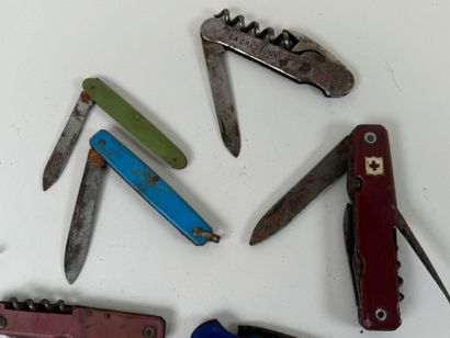 Collection of thirteen pocket knives, some...