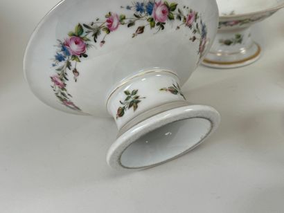 Lot including :
- two polychrome porcelain...