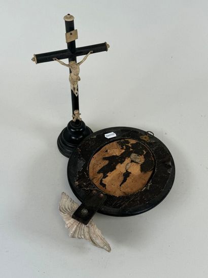 Religious lot including :
- a crucifix in...