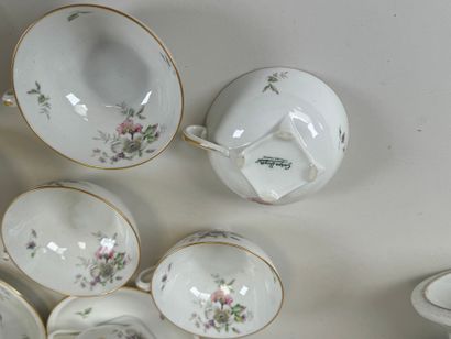 Lot including :
- two polychrome porcelain...